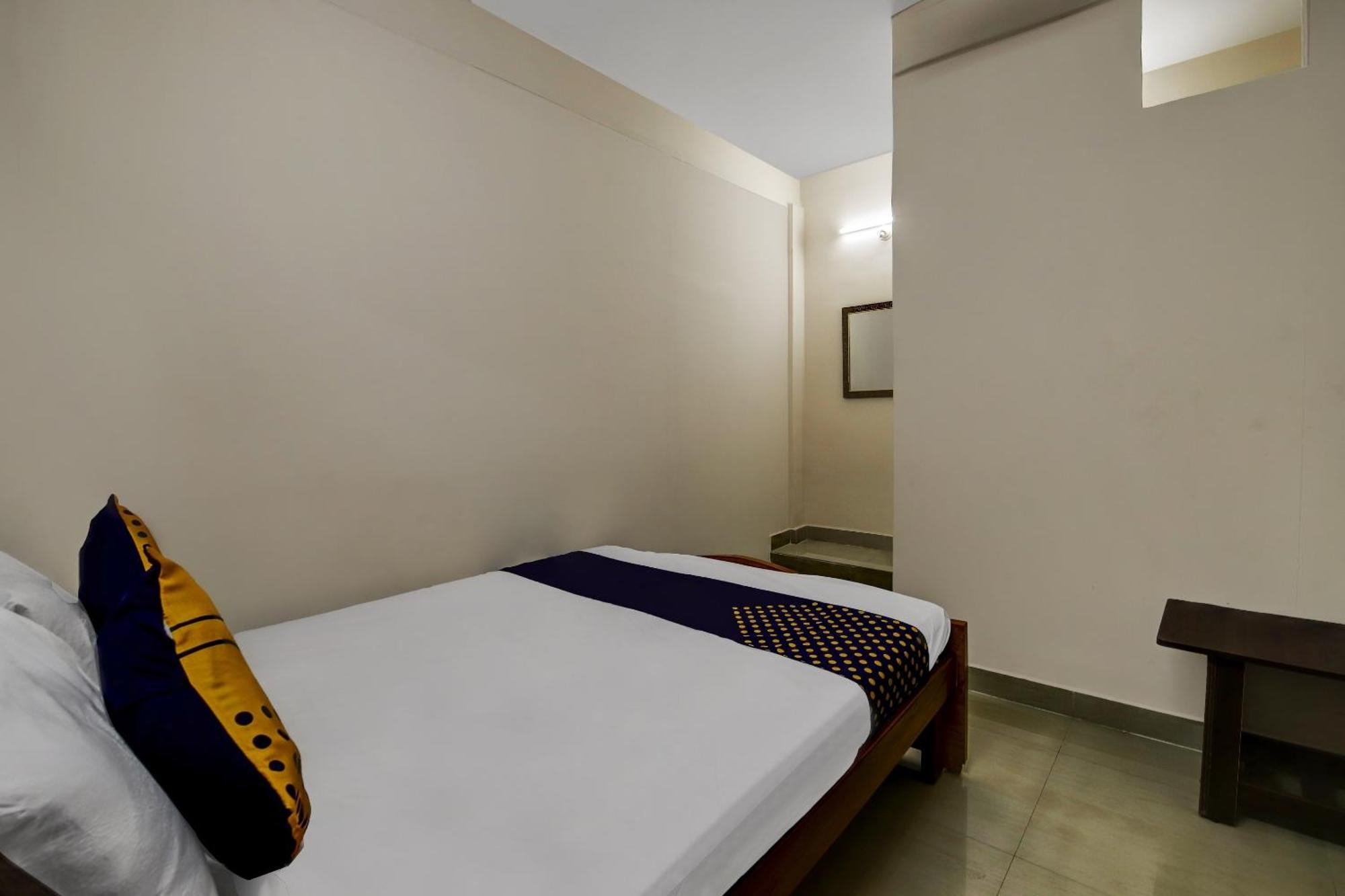 Spot On 73621 Srinivasa Boarding And Lodging Jālahalli Extérieur photo