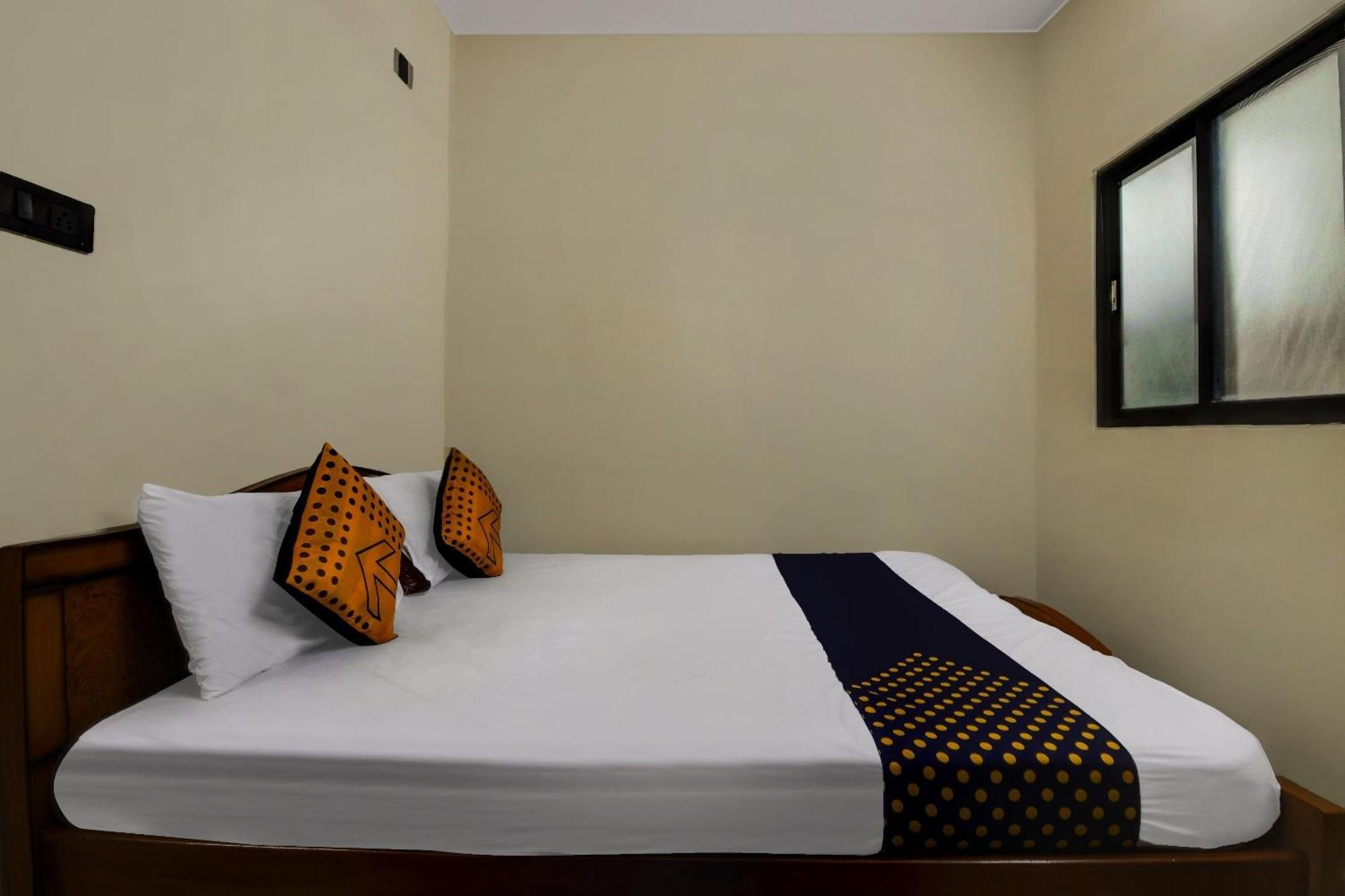 Spot On 73621 Srinivasa Boarding And Lodging Jālahalli Extérieur photo