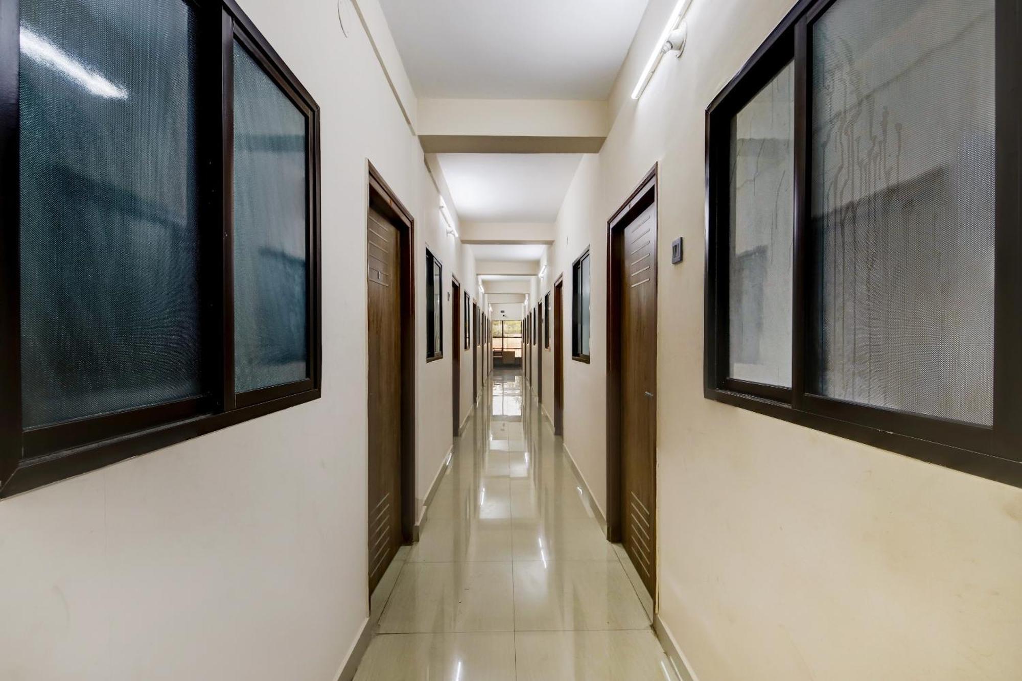 Spot On 73621 Srinivasa Boarding And Lodging Jālahalli Extérieur photo