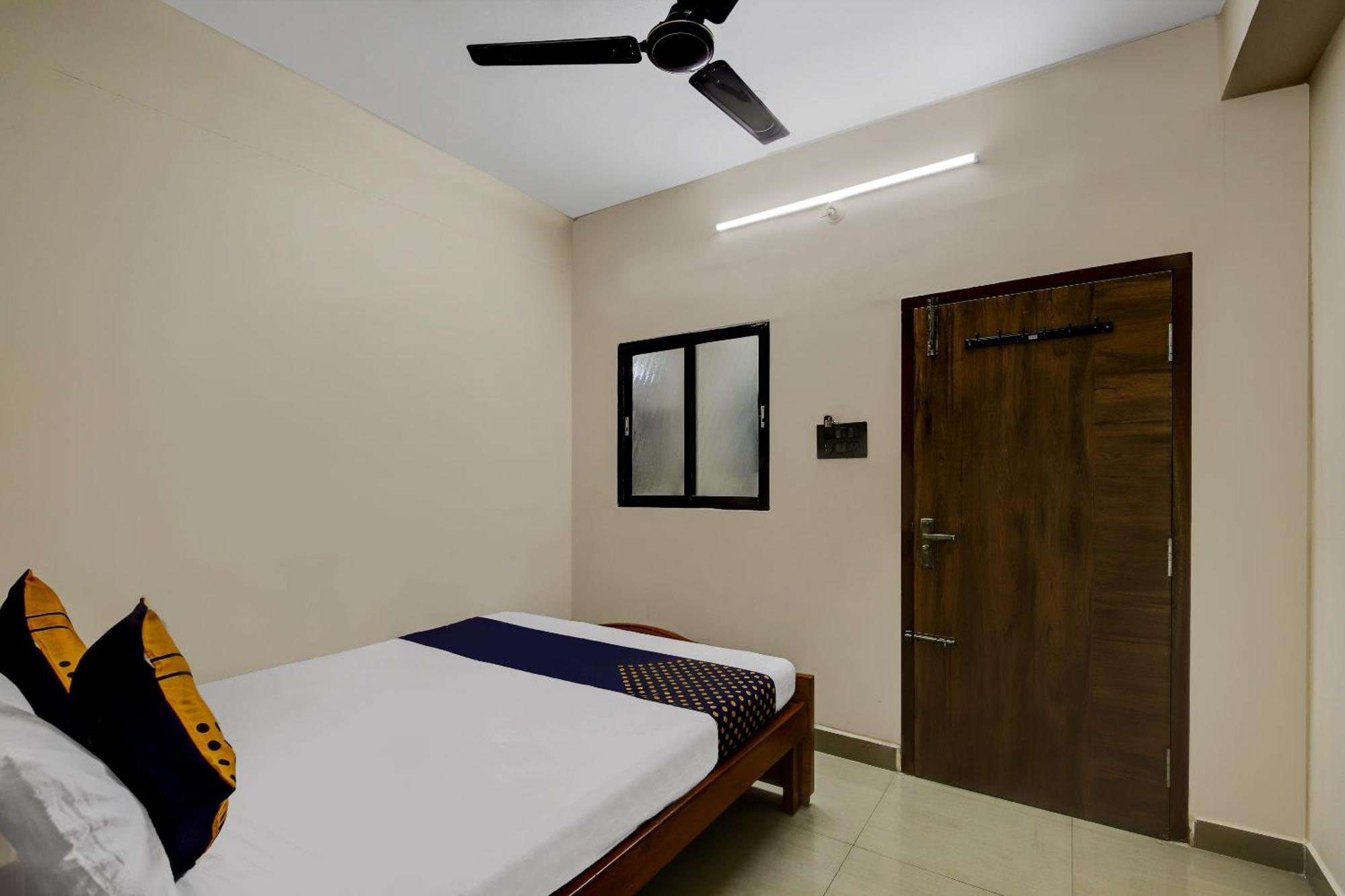 Spot On 73621 Srinivasa Boarding And Lodging Jālahalli Extérieur photo