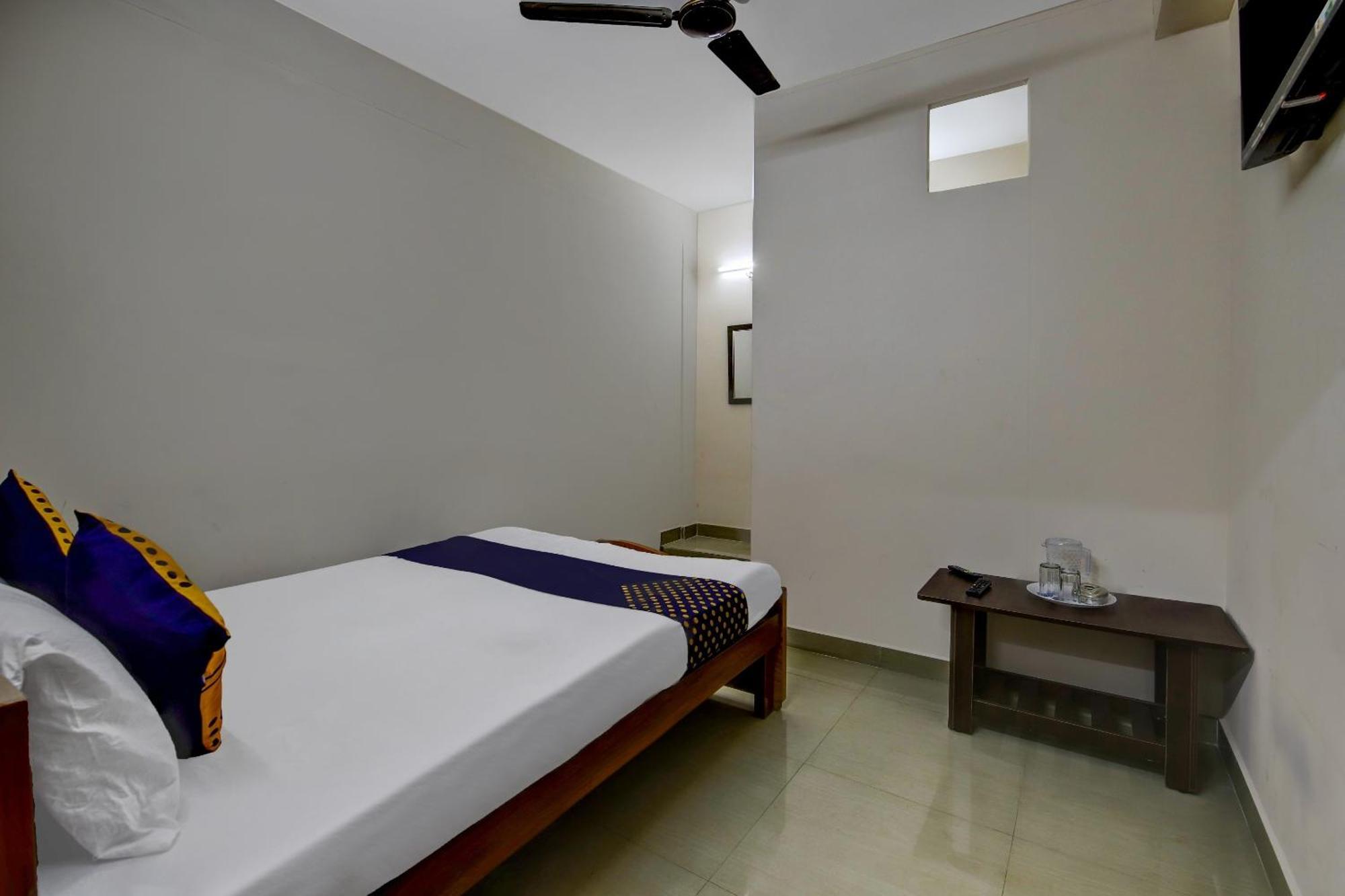 Spot On 73621 Srinivasa Boarding And Lodging Jālahalli Extérieur photo