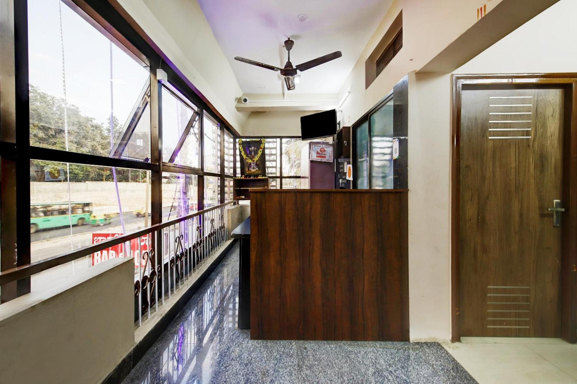 Spot On 73621 Srinivasa Boarding And Lodging Jālahalli Extérieur photo